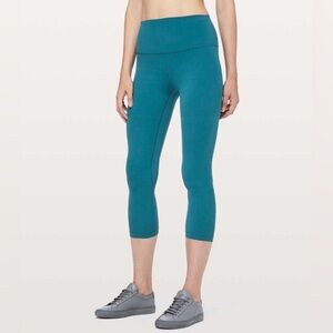 Lululemon Align Crop *21"
Tonic Teal size 2 EUC